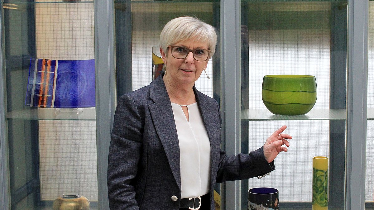 Landrätin Rita Röhrl bei einer Glasfachschulausstellung | Bild: Heiko Langer/Landratsamt Regen Landrätin Rita Röhrl bei einer Glasfachschulausstellung