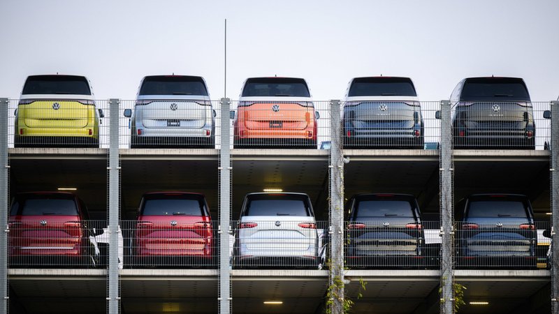 Neuwagen vom VW Elektrobus ID.Buzz stehen auf einem Parkplatz am Werk von Volkswagen Nutzfahrzeuge. | Bild: dpa-Bildfunk/Julian Stratenschulte Neuwagen vom VW Elektrobus ID.Buzz stehen auf einem Parkplatz am Werk von Volkswagen Nutzfahrzeuge.