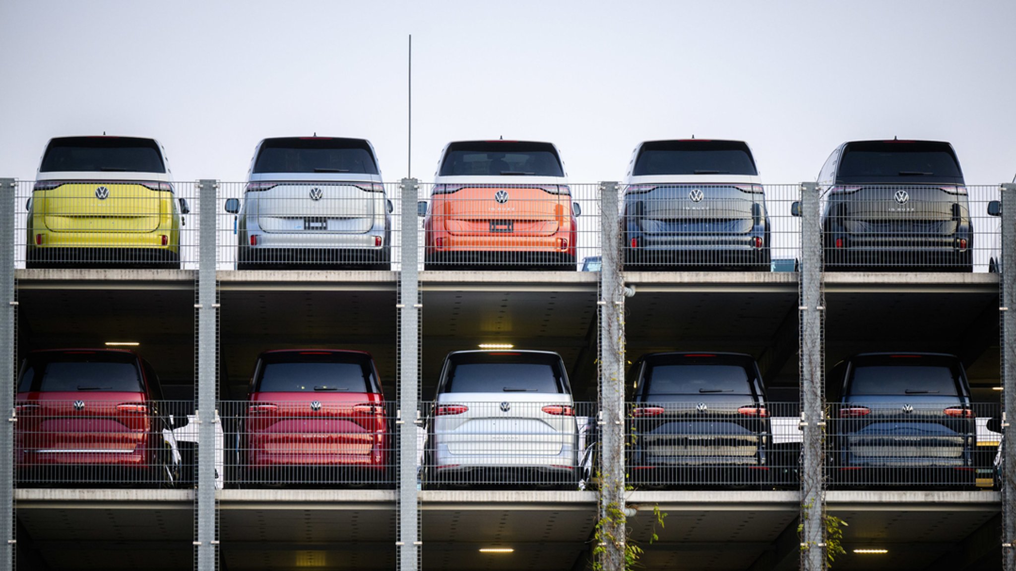 Neuwagen vom VW Elektrobus ID.Buzz stehen auf einem Parkplatz am Werk von Volkswagen Nutzfahrzeuge. 