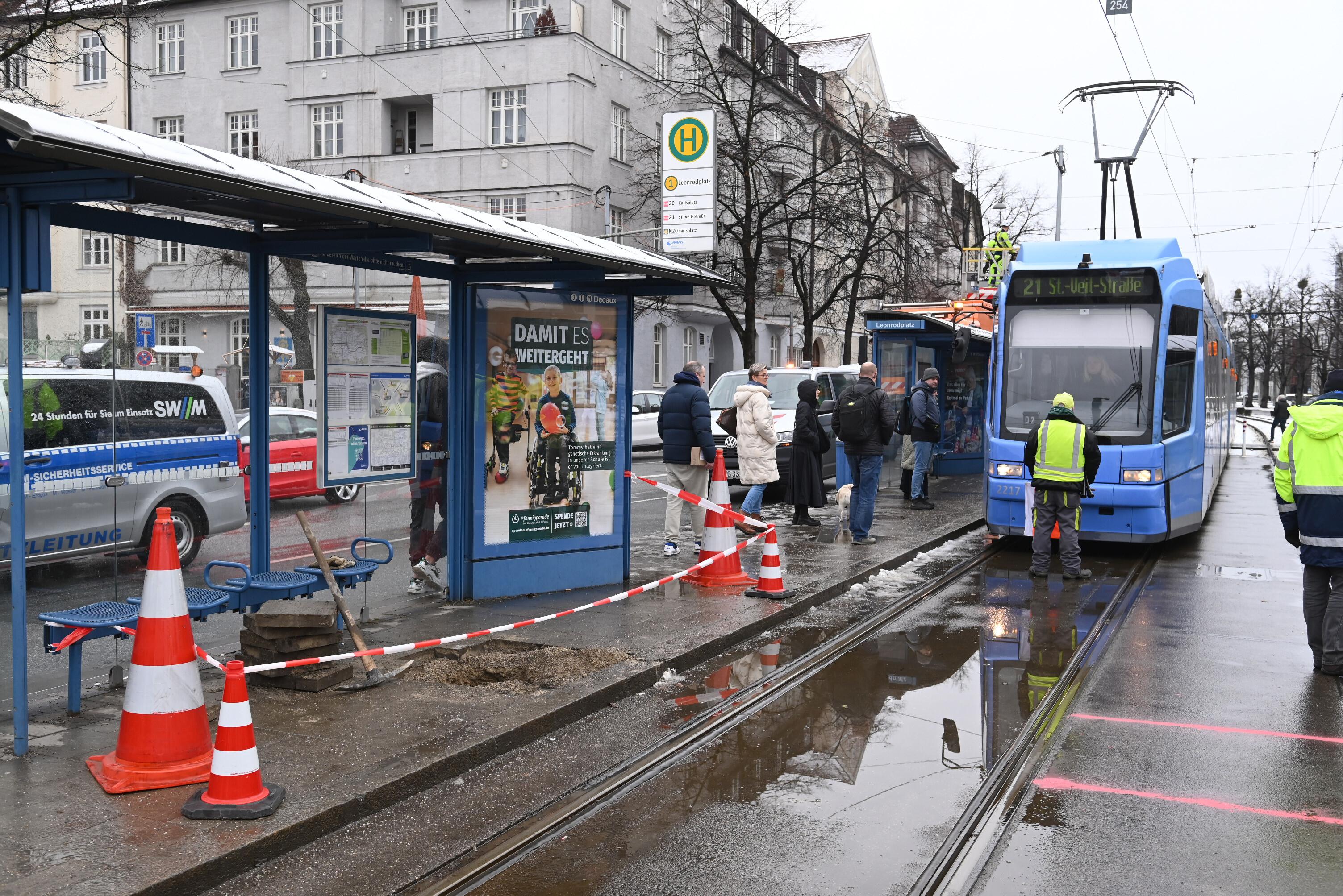 Loch im Gehweg an der Tramhaltestelle am Leonrodplatz.