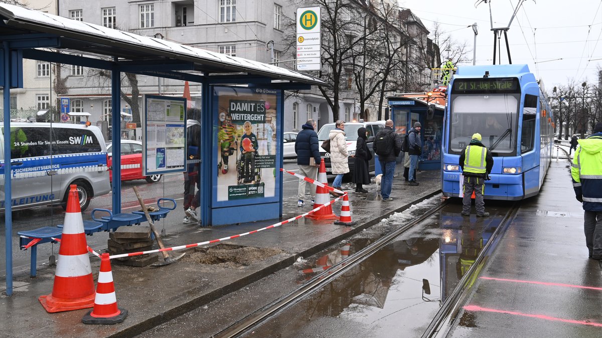 Bodenplatte an Tram-Haltestelle gibt nach - Frau bricht ein