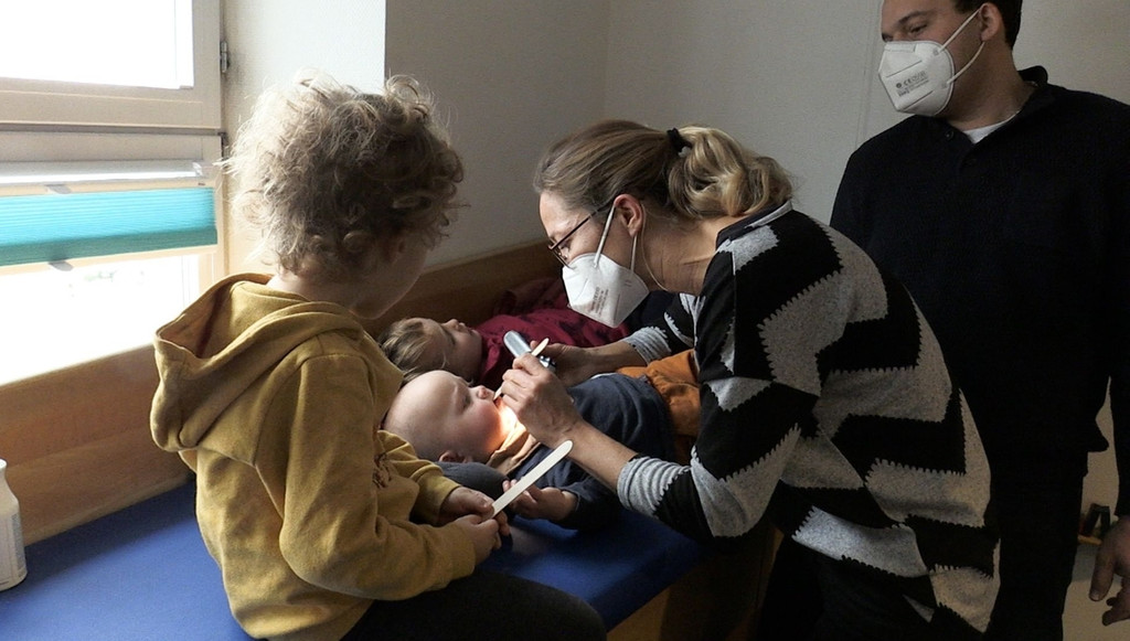 Die Kinderärztin Katharina Ehrenberg aus Donauwörth behandelt ein Baby