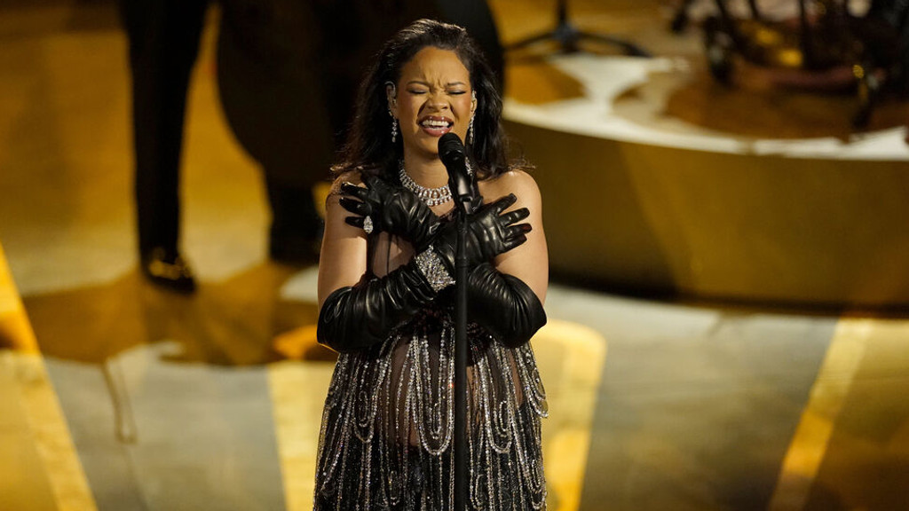 Sängerin Rihanna singt "Lift me up" aus "Black Panther: Wakanda Forever" bei der Oscar-Verleihung im Dolby Theatre. 