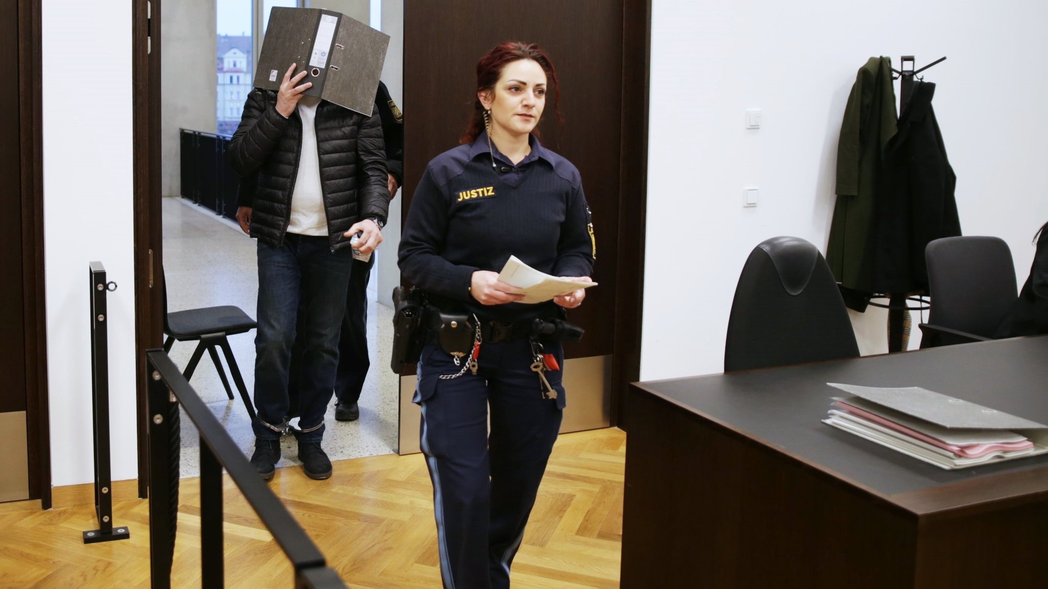 Der angeklagte Arzt betritt in Fußfesseln das Gericht | Bild: BR / Isabel Pogner Der angeklagte Arzt betritt in Fußfesseln das Gericht