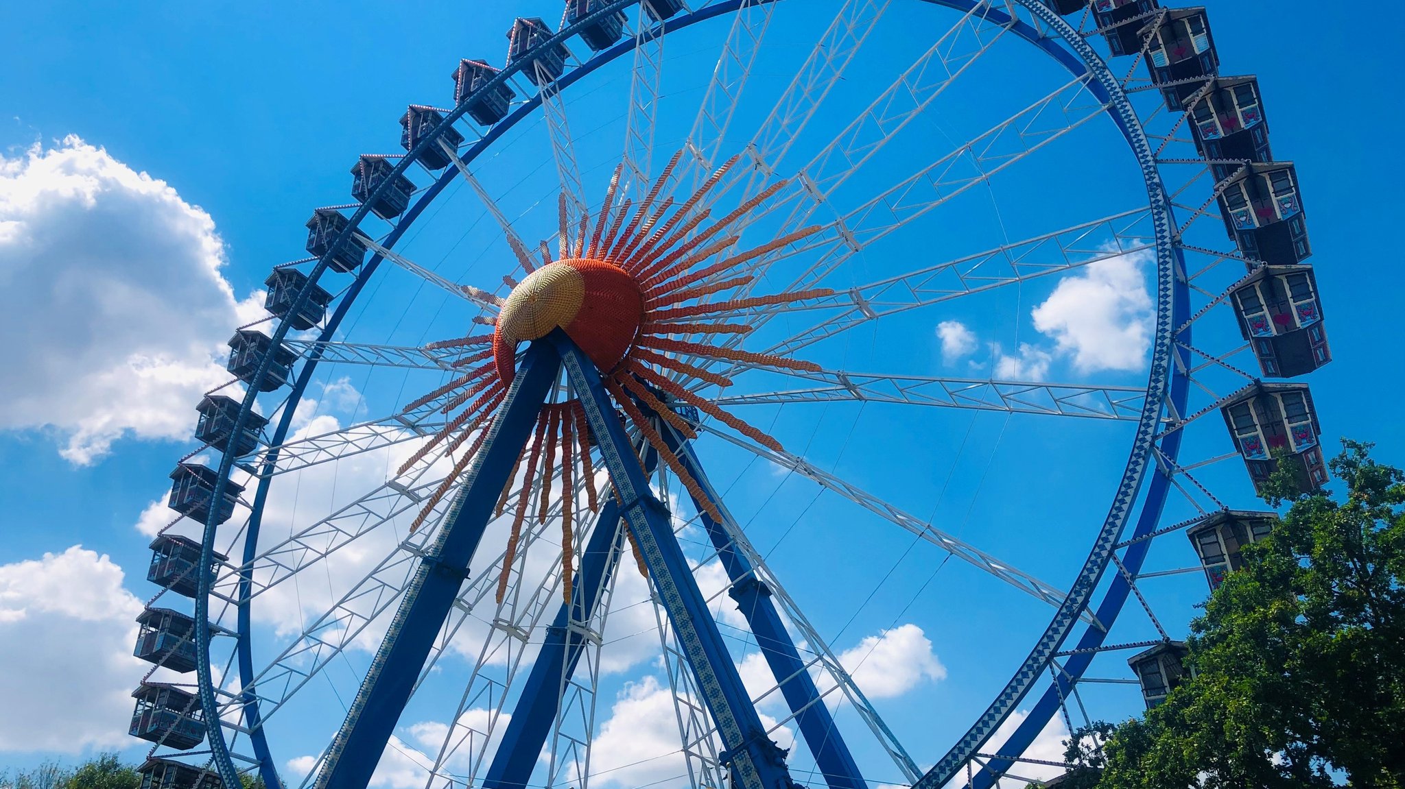 130 Attraktionen wie das Riesenrad sind am Straubinger Gäubodenvolksfest zu finden. 