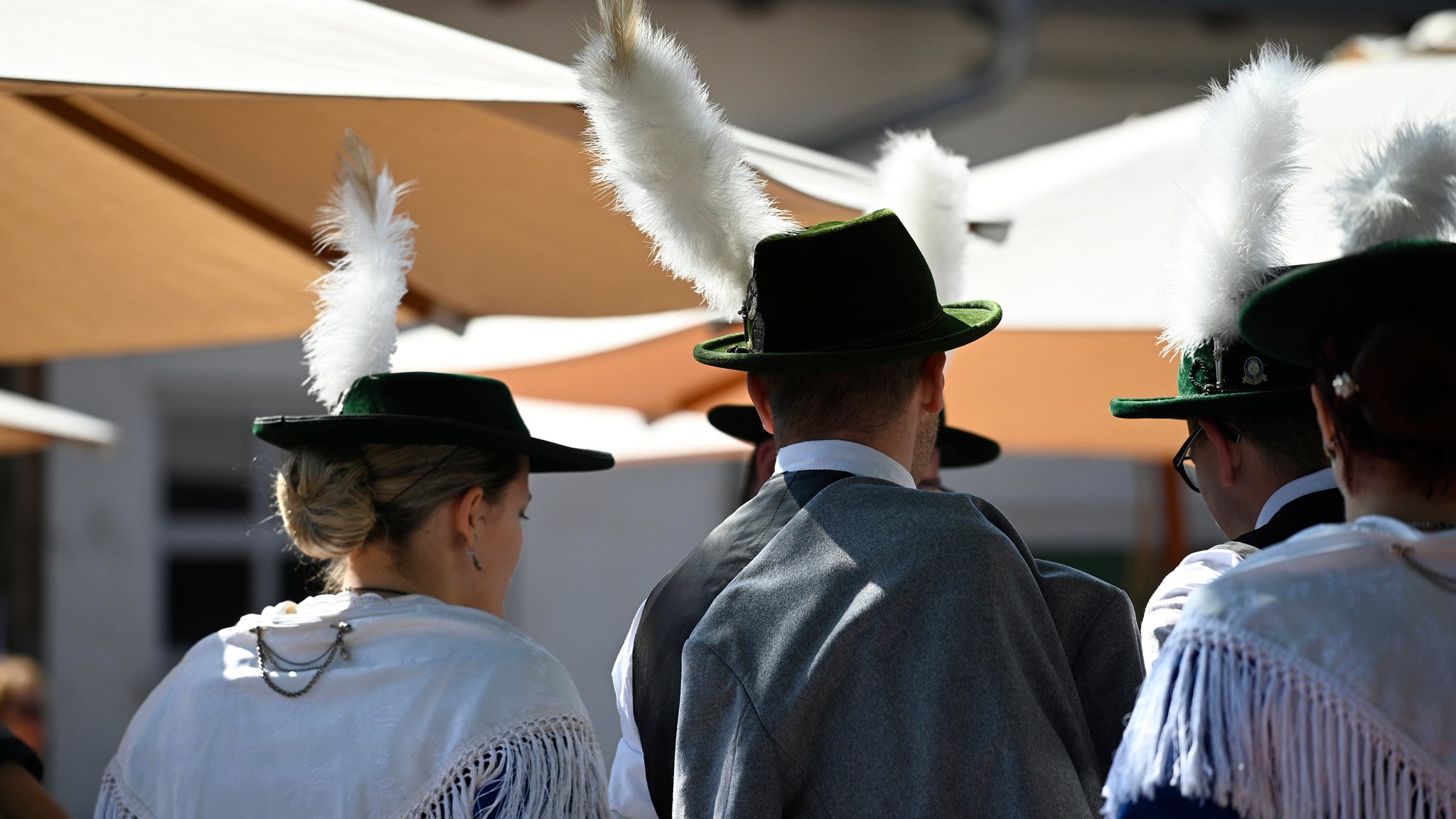 Das Festival kultURIG im Ingolstädter Bauerngerätemuseum Hundszell feiert Traditionen, Tracht und Brauchtum. Zusehen sind mehrere Menschen in ihrer Tracht.