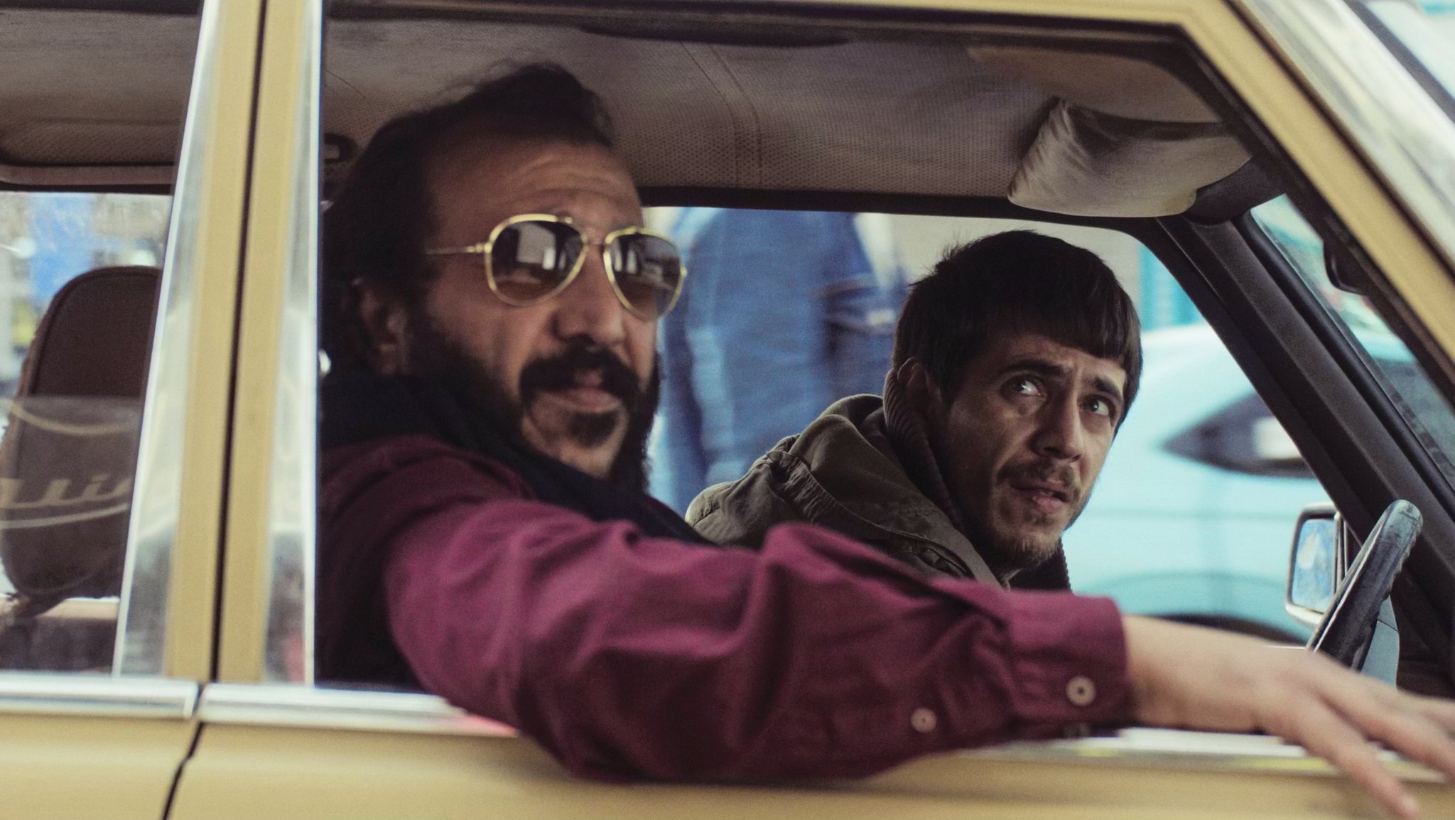 Imbiss-Besitzer und Drogendealer Osama und sein Mitarbeiter Yahya im Auto