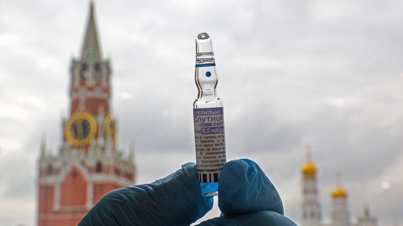 Eine Ampulle des Sputnik-Impfstoffs wird in Moskau in die Luft gehalten (Symbolbild).