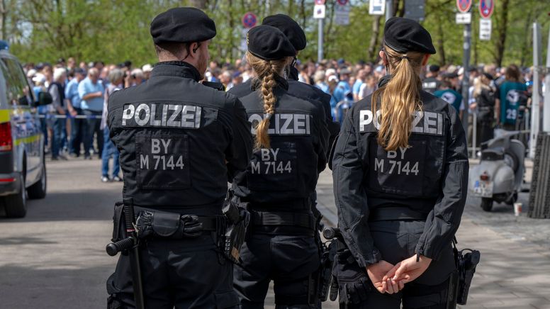 Bayerische Polizisten | Bild:pa/dpa/Renate Feil