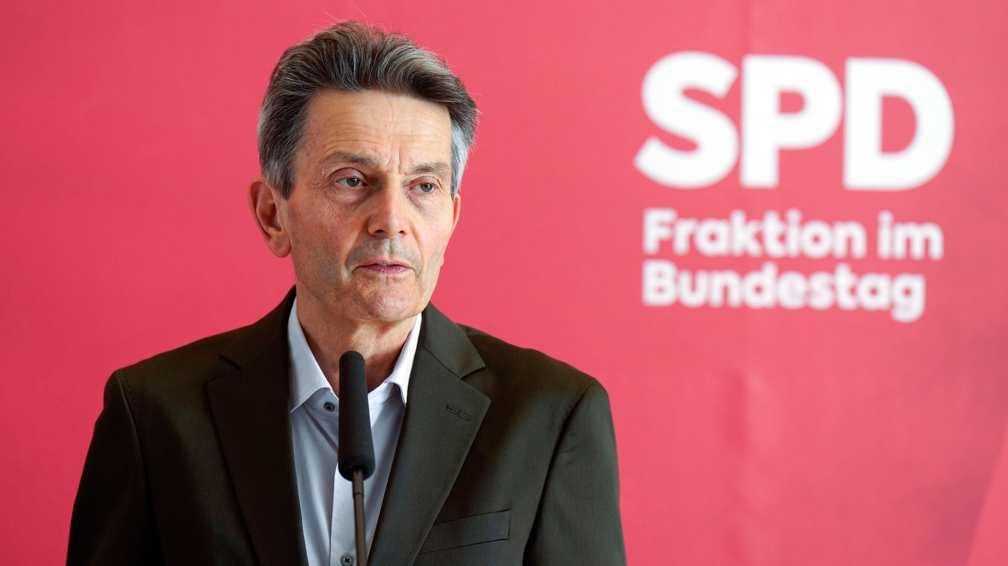 Rolf Mützenich bei einem Pressestatement zur Fraktionssitzung der SPD-Bundestagsfraktion im Reichstagsgebäude (Archivbild).