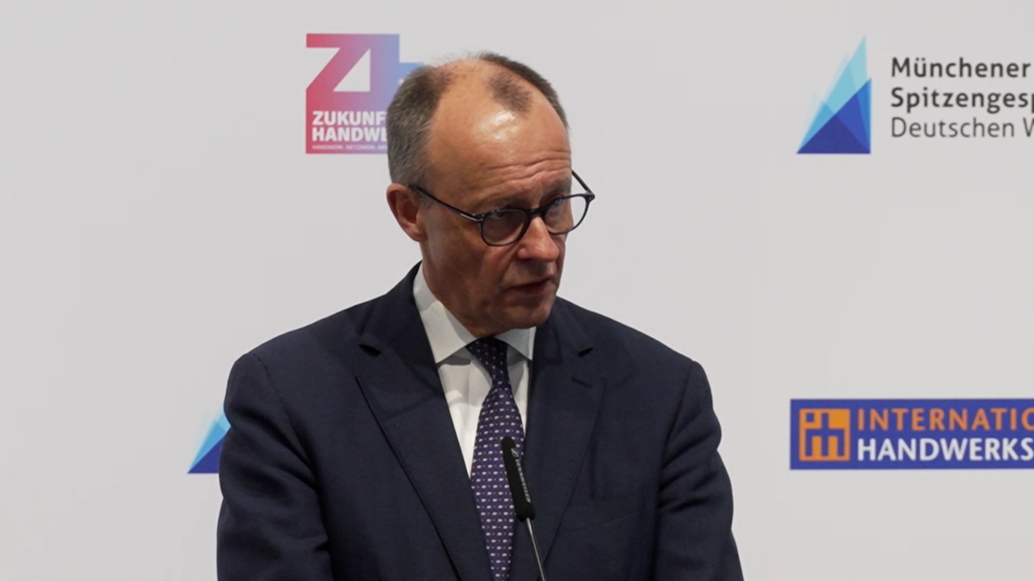 Bundeskanzler Merz hat die Chefs der großen deutschen Wirtschaftverbände auf der Handwerksmesse getroffen.