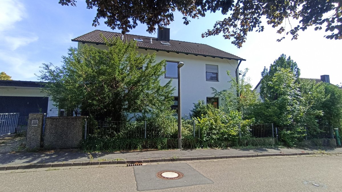 Ein Wohnhaus in einer ruhigen Straße