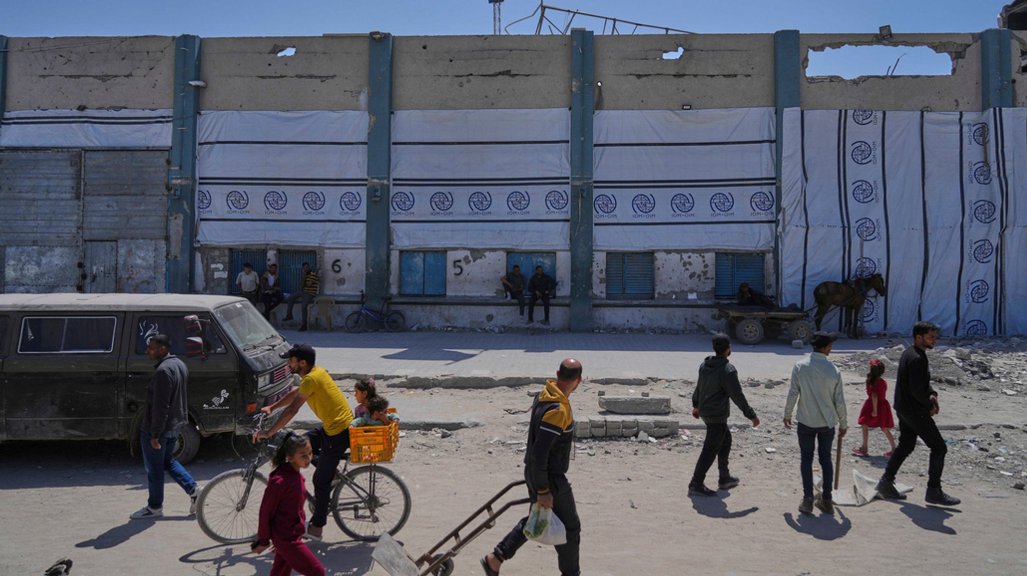 Dschabalija: Palästinenser gehen neben dem geschlossenen Verteilungszentrum für humanitäre Hilfe des UNRWA