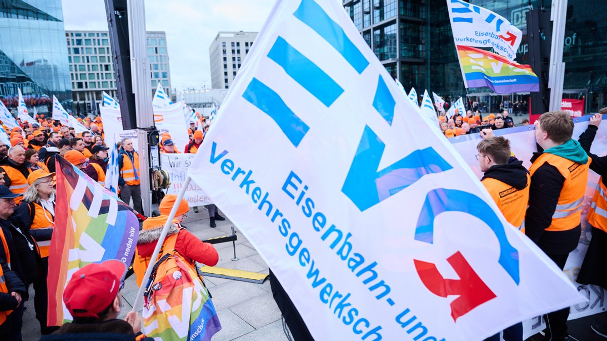 "EVG Eisenbahn- und Verkehrsgewerkschaft" steht auf einer Fahne, die im März 2023 bei einer Demonstration vor dem Berliner Hauptbahnhof zu sehen ist.