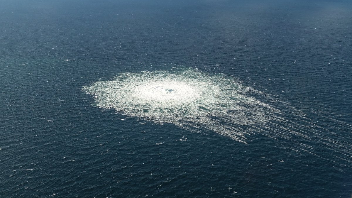 (Archivbild) Ein Luftbild von dem Nord Stream 2-Gasleck in der Ostsee. Der tatverdächtige Ukrainer ist wohl untergetaucht. 