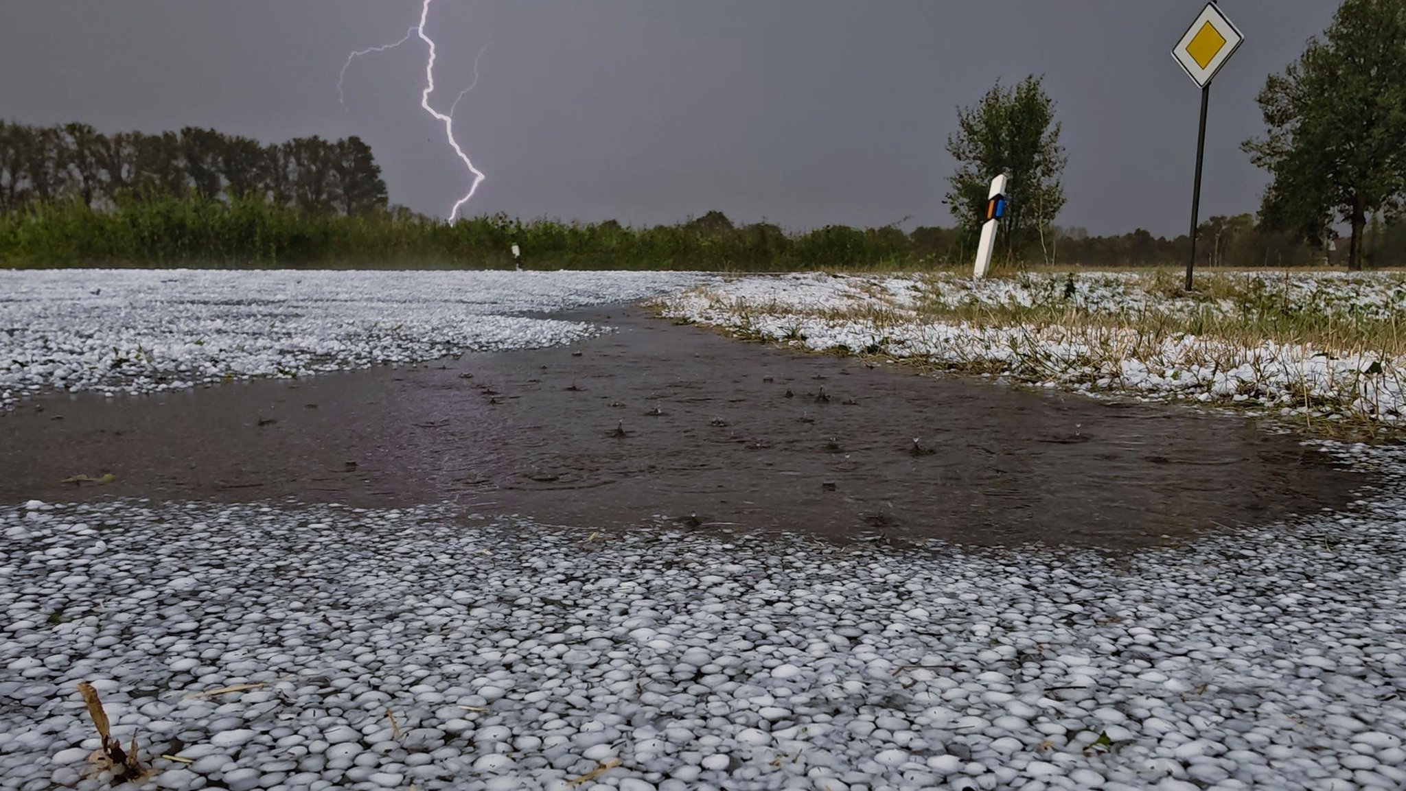 Weiterhin Unwettergefahr in Bayern: So entsteht Hagel