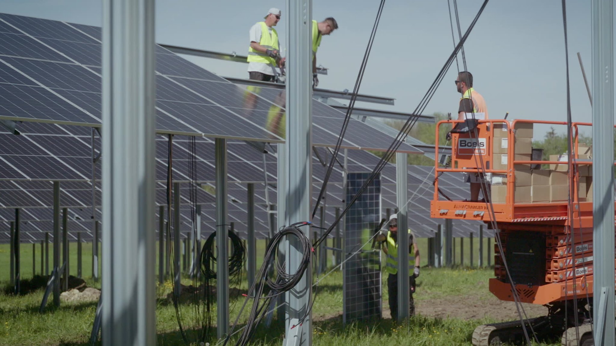 Eine PV-Anlage wird auf einem Freigelände aufgebaut