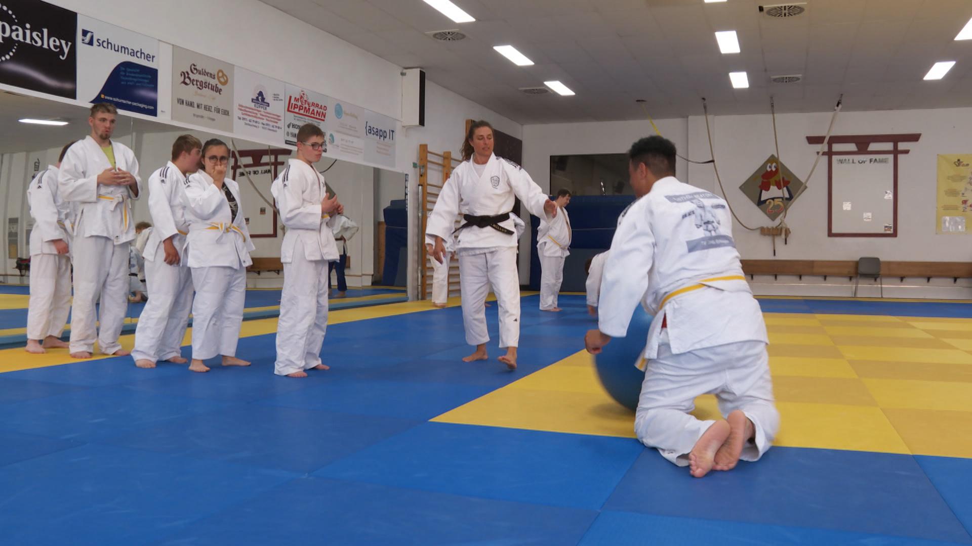 Menschen mit Behinderung beim Judo-Training.
