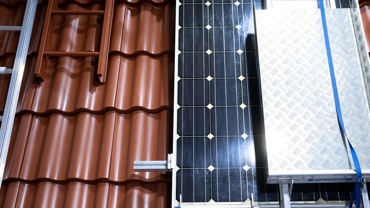 Dach mit Solarzellen. 