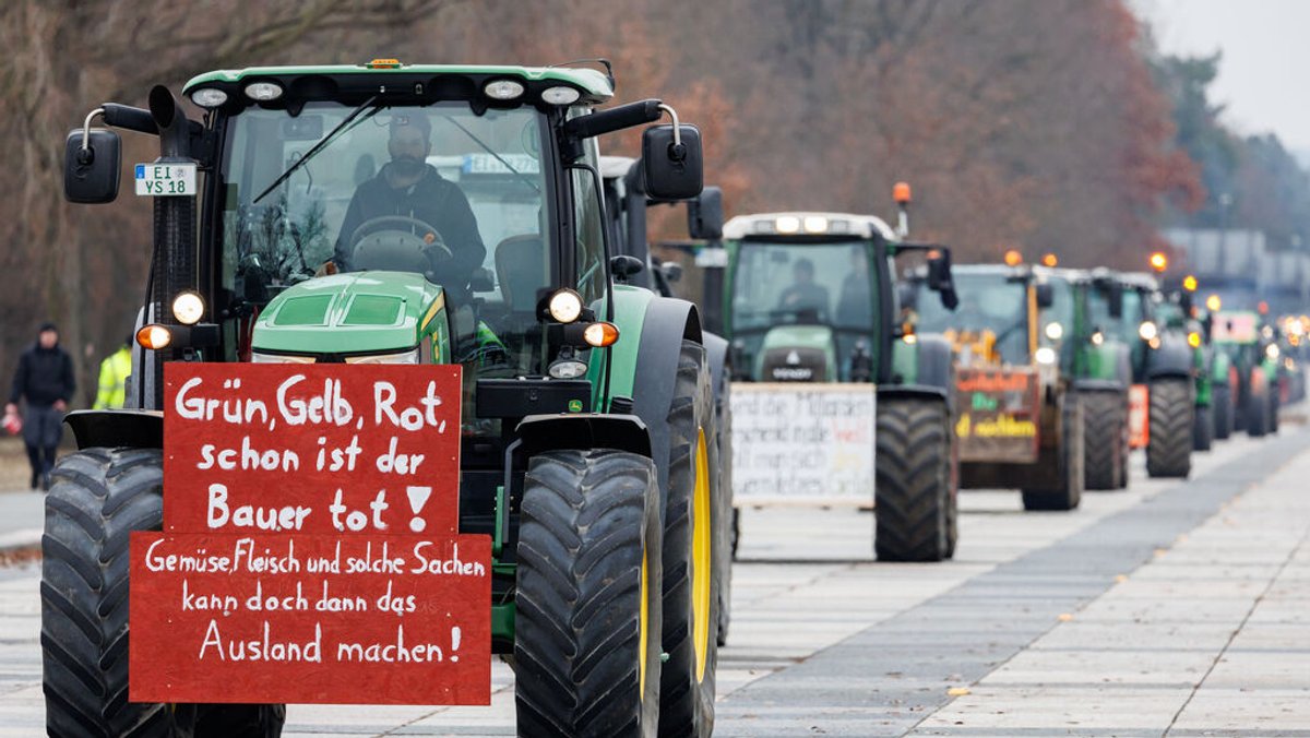 12.01.2024, Bayern, Nürnberg: Traktoren fahren zu einer Kundgebung des Bauernverbandes gegen die Sparpläne der Bundesregierung. Die Kundgebung ist Teil bundesweiter Protestaktionen und richtet sich gegen gekürzte Vergünstigungen des Bundes für Agrardiesel und landwirtschaftliche Fahrzeuge. Foto: Daniel Karmann/dpa +++ dpa-Bildfunk +++