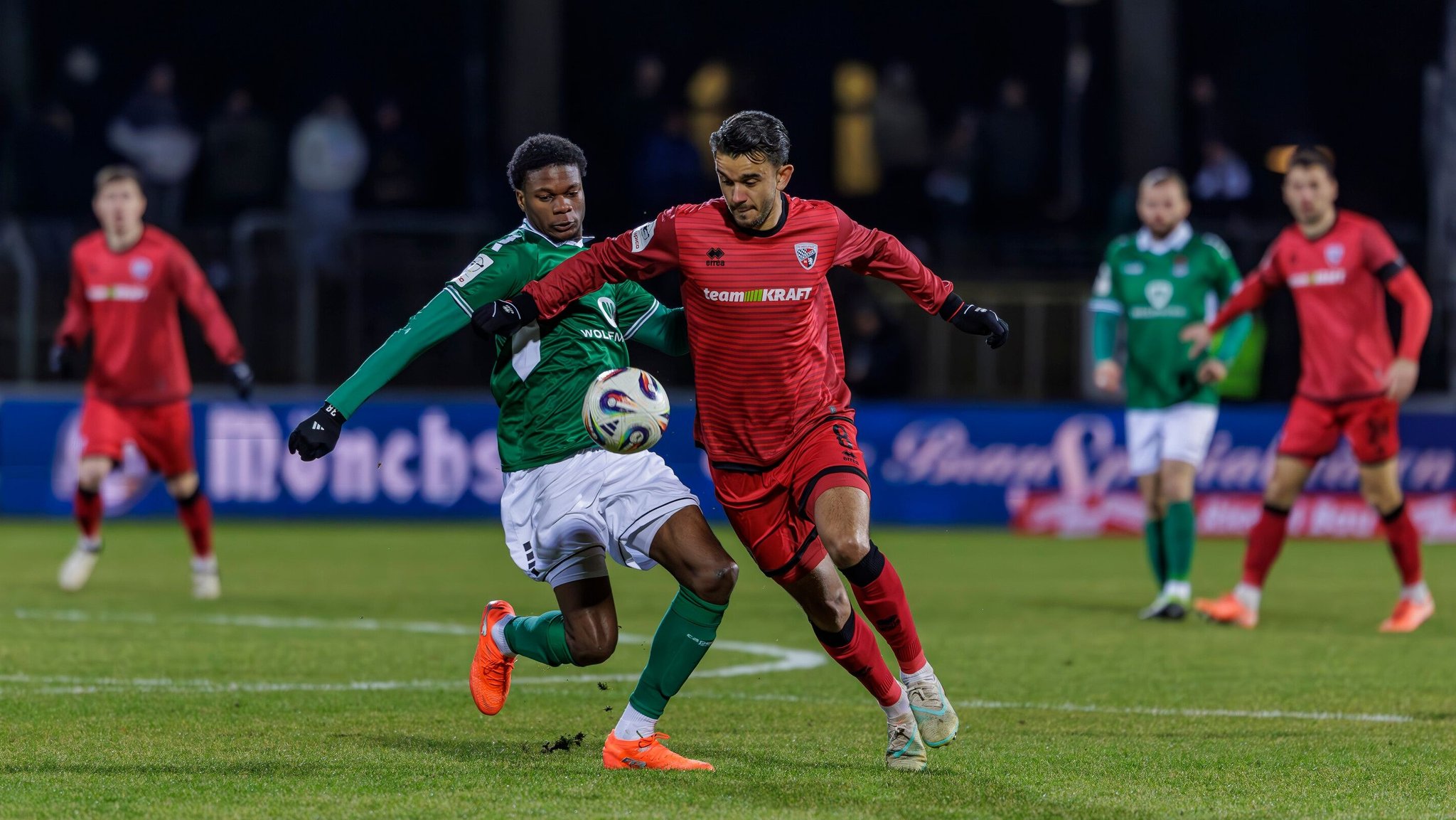 Zweikampf bei Schweinfurt gegen Ingolstadt | Bild: picture-alliance/dpa Zweikampf bei Schweinfurt gegen Ingolstadt