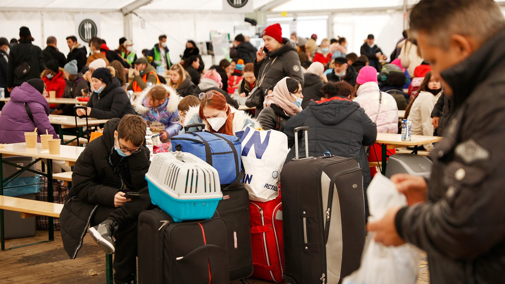 Kriegsflüchtlinge aus der Ukraine saßen Mitte März 2022 in der "Welcome Hall Land Berlin", der ersten Anlaufstelle am Hauptbahnhof.