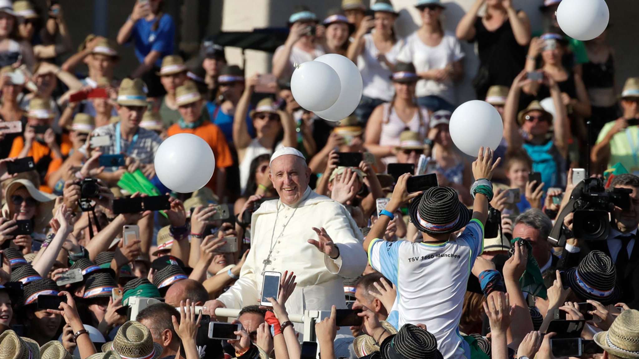 ARCHIV - 31.07.2018, Vatikan, Vatikanstadt: Vatikan: Papst Franziskus lächelt und winkt, als er für eine Sonderaudienz mit Ministranten ankommt.