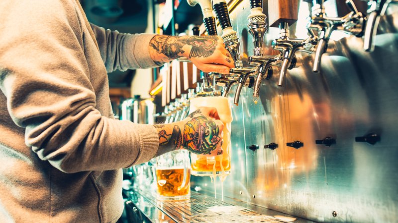 Ein Mann zapft ein Bier aus einer Zapfanlage. | Bild: stock.adobe.com/master1305 Ein Mann zapft ein Bier aus einer Zapfanlage.
