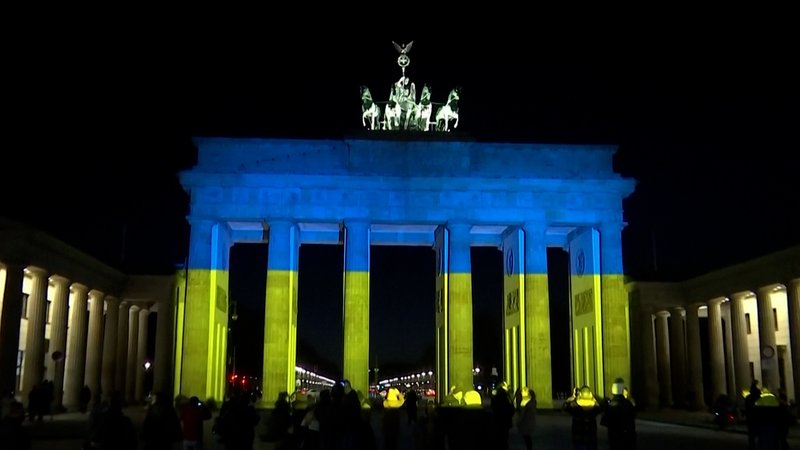 Das Brandenburger Tor in Berlin in den Nationalfarben der Ukraine. 