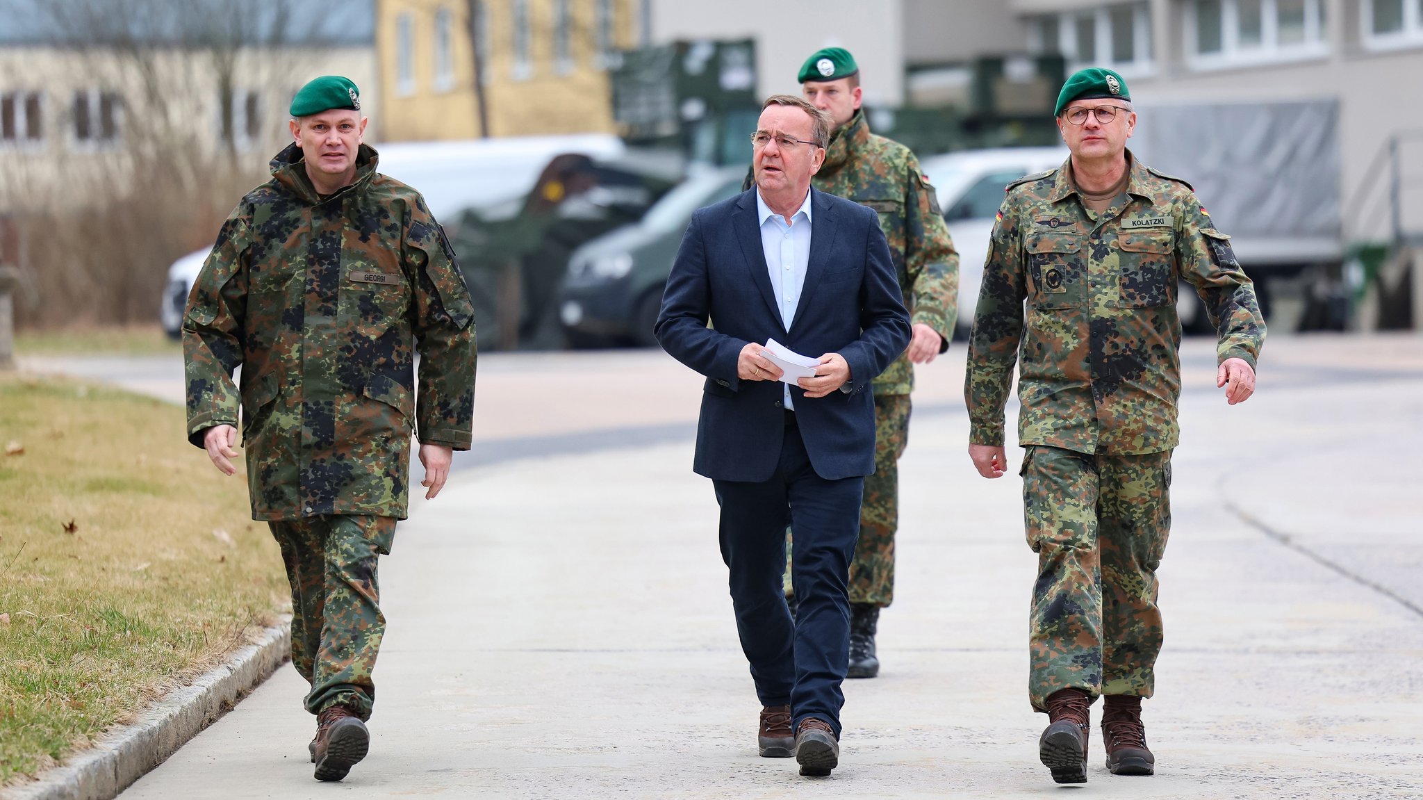 Boris Pistorius (M, SPD), Bundesminister der Verteidigung, bei seinem Besuch des Panzergrenadierbataillon 122.