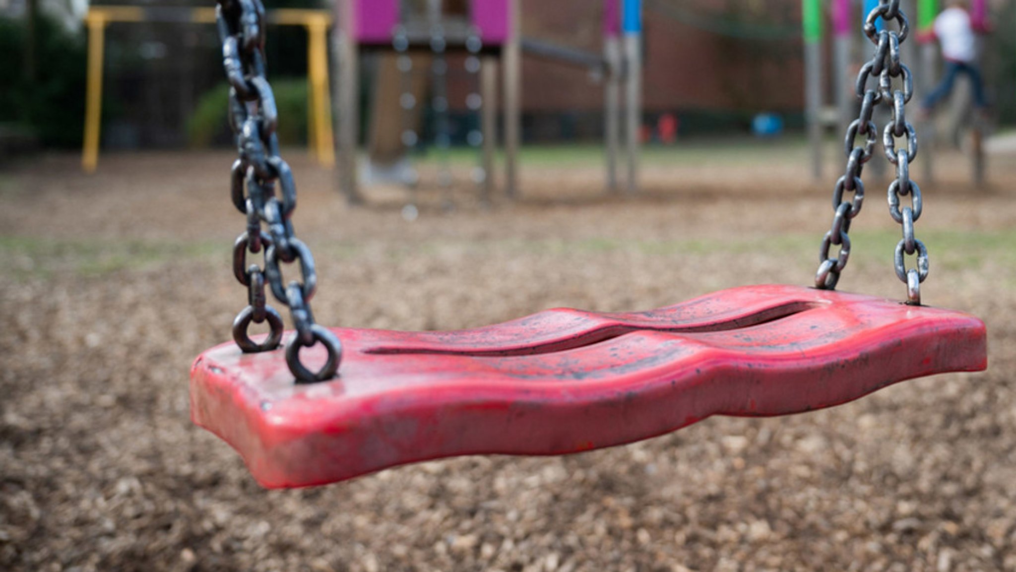 Eine rote Schaukel auf einem Spielplatz (Symbolbild).