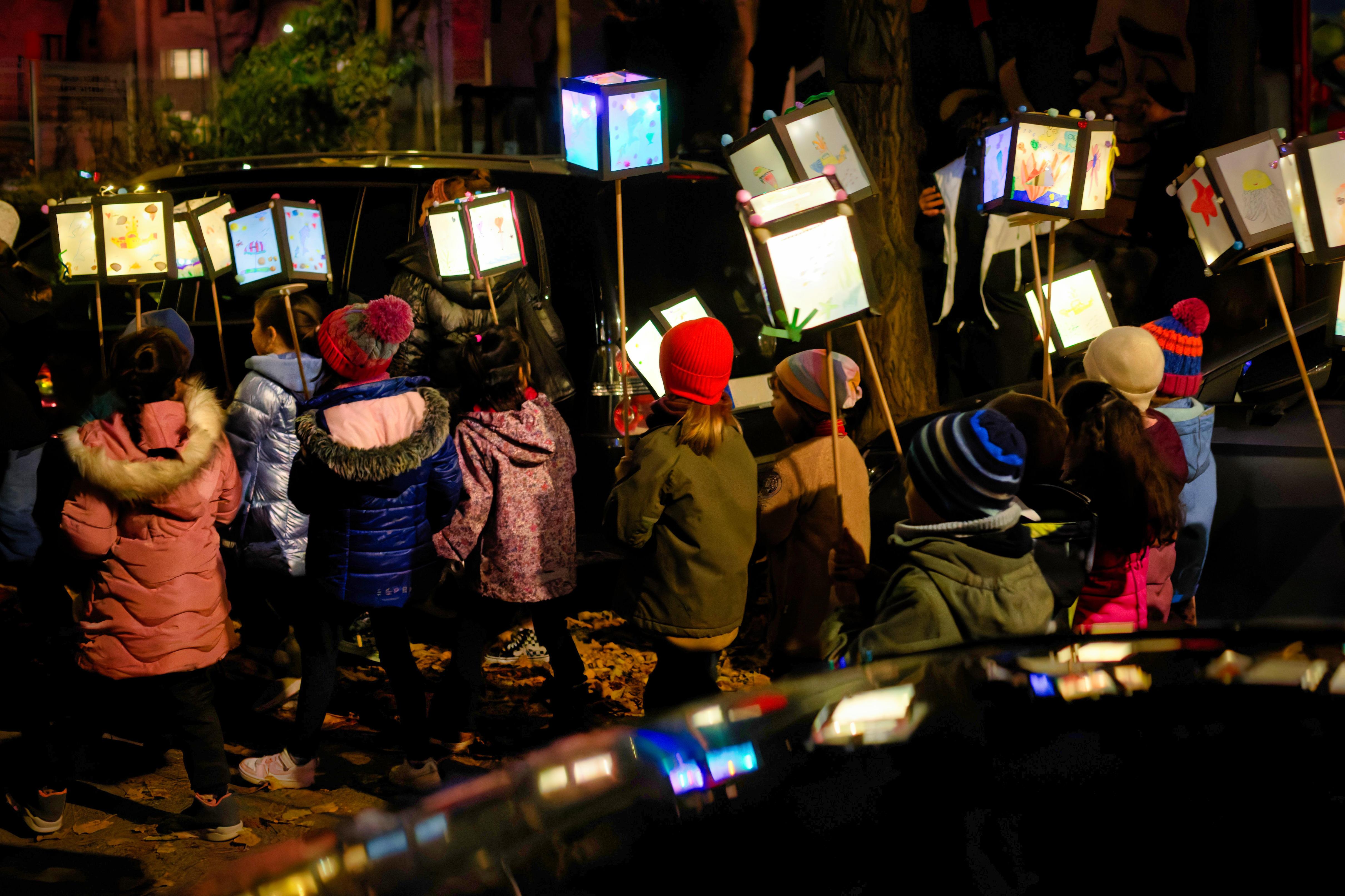 Kinder mit selbstgebastelten, beleuchteten Papierlaternen nehmen am traditionellen deutschen Martinszug (Laternenumzug) an einem Novemberabend 2025 in Köln teil.