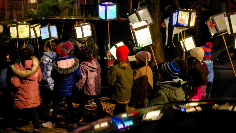 Kinder mit selbstgebastelten, beleuchteten Papierlaternen nehmen am traditionellen deutschen Martinszug (Laternenumzug) an einem Novemberabend 2025 in Köln teil. | Bild: picture alliance / CHROMORANGE | Gerd Harder Kinder mit selbstgebastelten, beleuchteten Papierlaternen nehmen am traditionellen deutschen Martinszug (Laternenumzug) an einem Novemberabend 2025 in Köln teil.