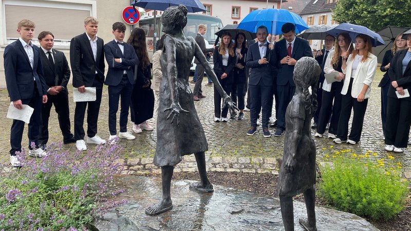 Schüler des Feuchtwanger-Gymnasiums vor der Arberger Skulptur. | Bild: BR/Frank Strerath Schüler des Feuchtwanger-Gymnasiums vor der Arberger Skulptur.