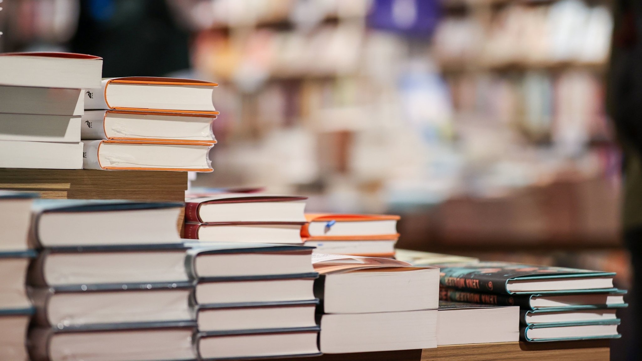 Bücher liegen auf einem Tisch in einer Buchhandlung. | Bild: dpa-Bildfunk/Jan Woitas Bücher liegen auf einem Tisch in einer Buchhandlung.