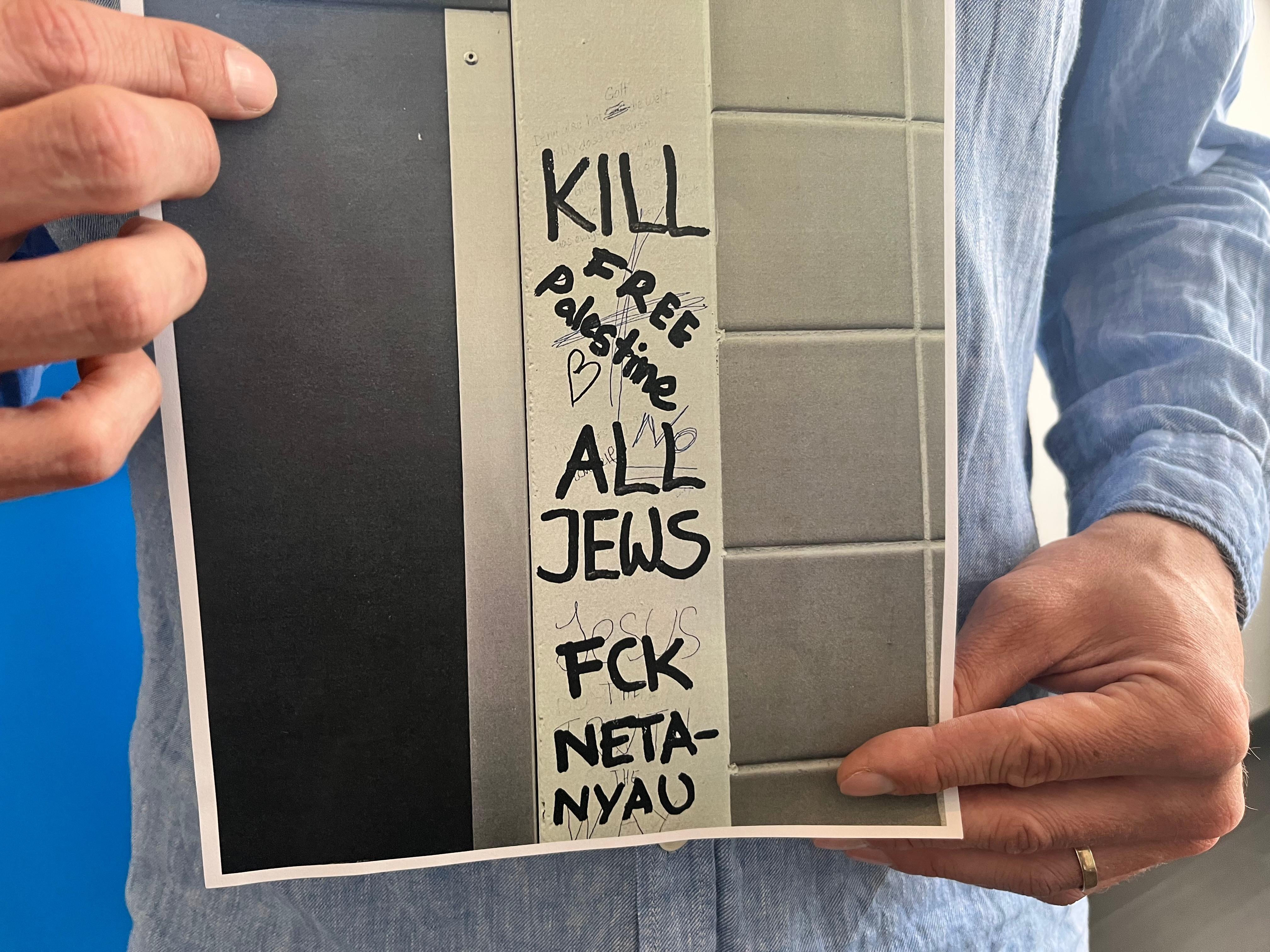 "Kill all Jews" - dieses Schmiererei ist im April 2026 im Gebäude der LMU München aufgetaucht. 
