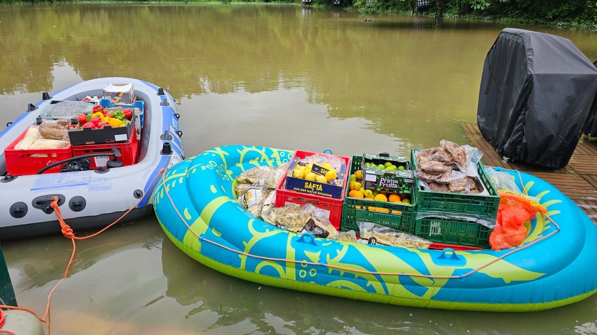 Mit Lebensmitteln gefüllte Schlauchboote hinter dem Restaurant "Hinterland" in Gundelfingen an der Donau bei Hochwasser.