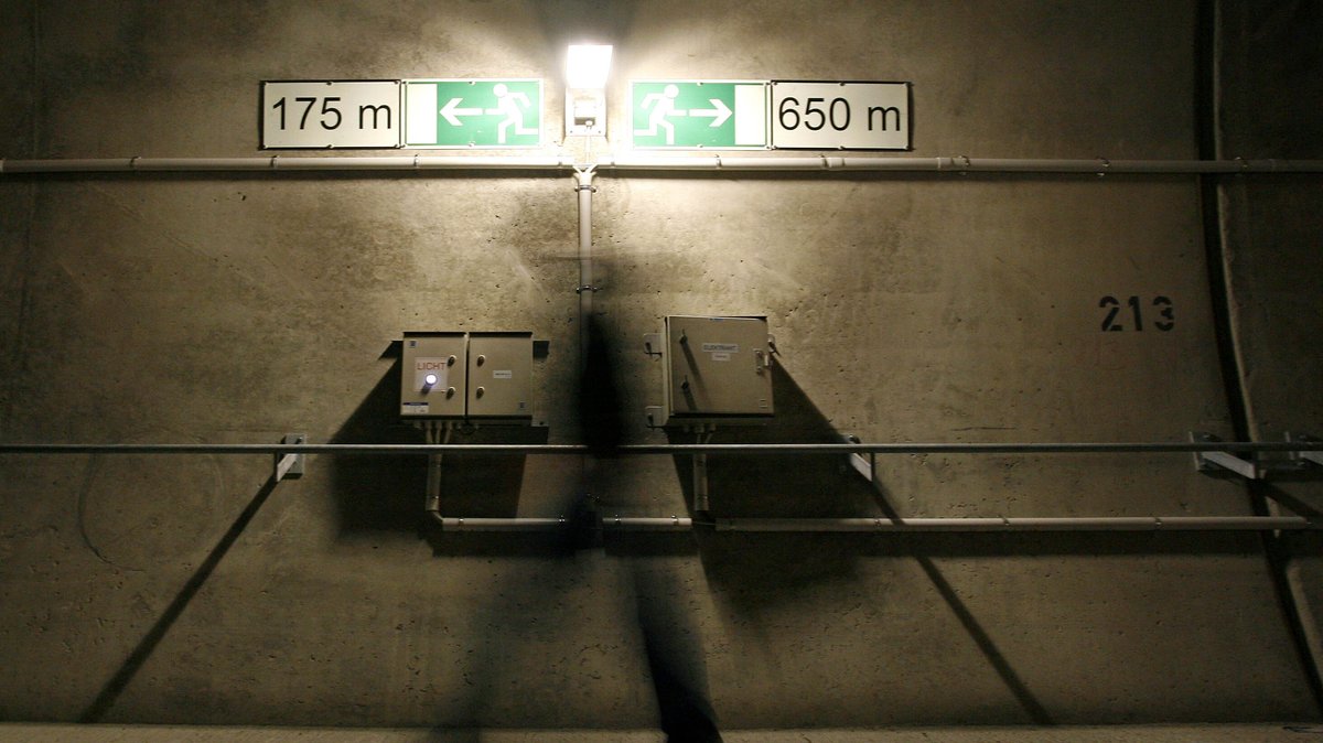 Mann läuft betrunken in ICE-Tunnel – Strecke zeitweise gesperrt