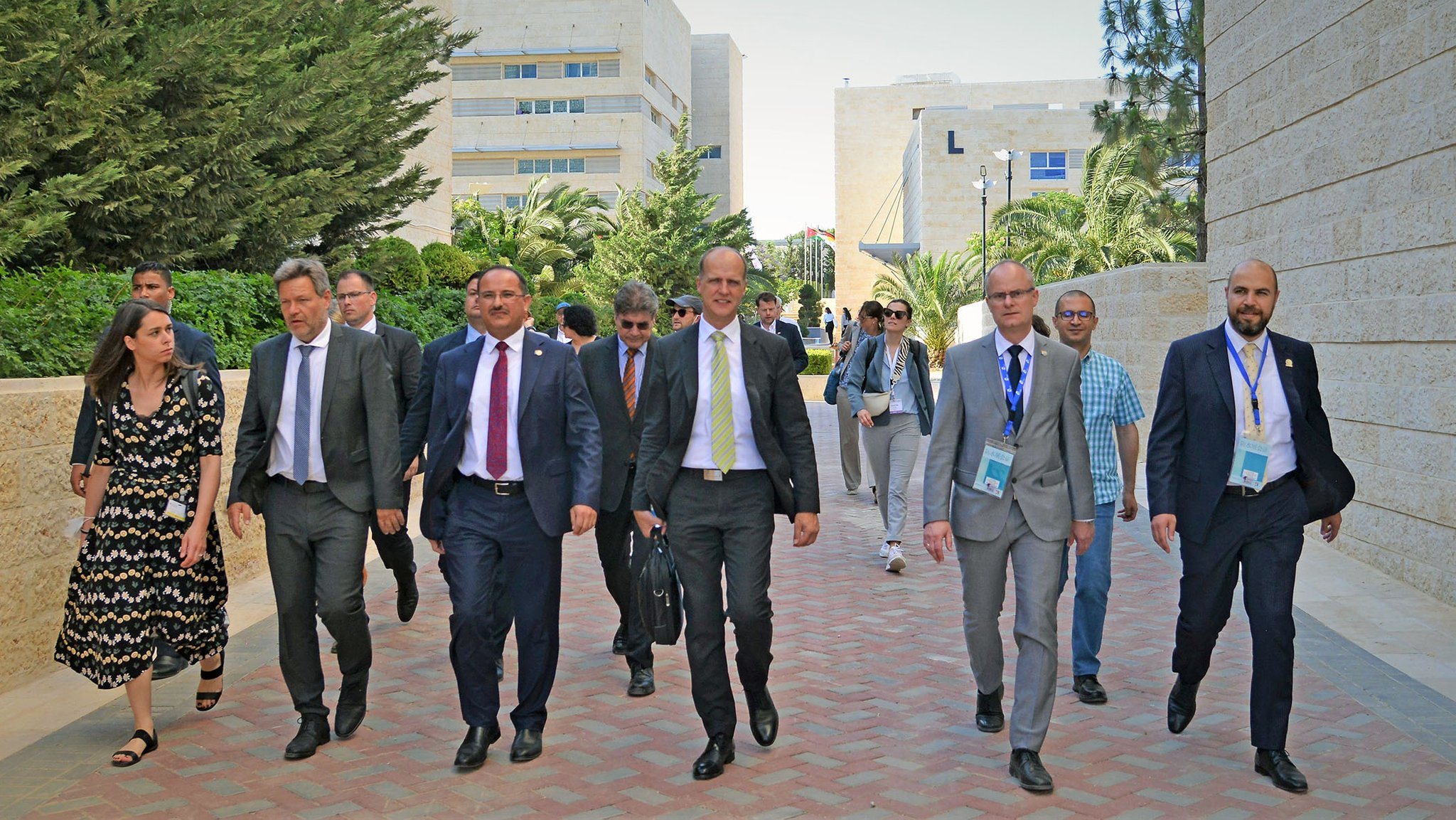 Die deutsche Delegation auf dem Weg in die German Jordanian University mit Vizekanzler Robert Habeck sowie FHWS-Präsident Prof. Dr. Robert Grebner (Mitte)