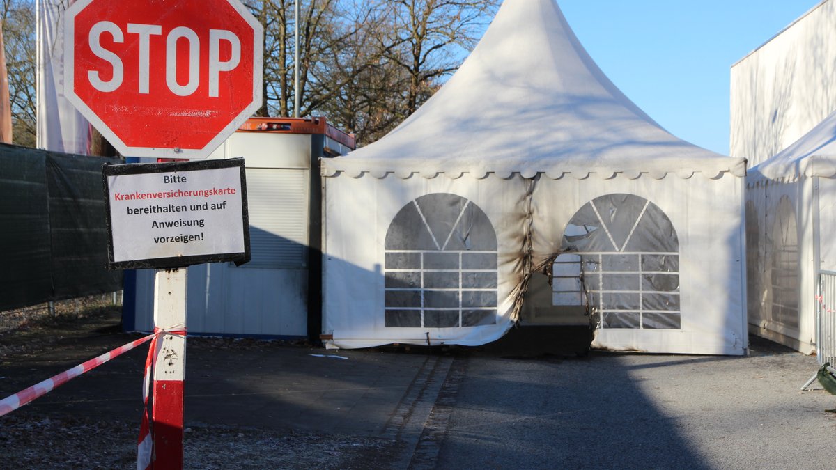 Pavillon des Impfzentrum Landshut mit Brandschäden (Archivbild)