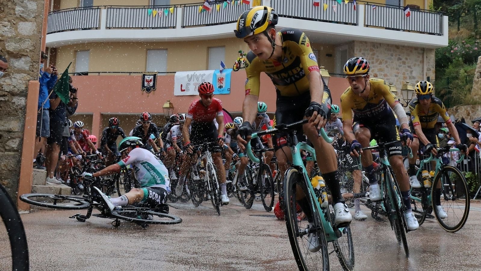 images Tour De France Sturz sturze nasse strassen und viel risiko kennzeichneten die erste etappe der tour de france 2020 beim zielsprint in nizza setzte sich der norwegische radprofi alexander kristoff durch