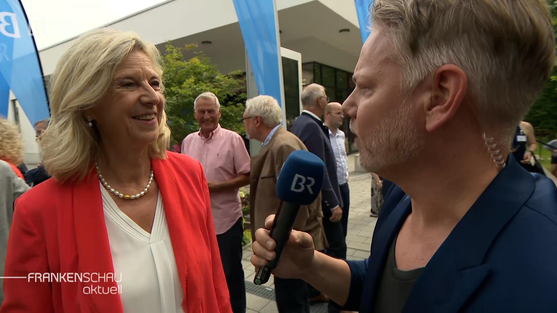 BR-Intendantin Katja Wildermuth (links) auf dem Gelände des BR-Studios Nürnberg mit BR-Reporter Tobias Burkert (rechts) im Interview