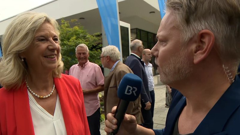 BR-Intendantin Katja Wildermuth (links) auf dem Gelände des BR-Studios Nürnberg mit BR-Reporter Tobias Burkert (rechts) im Interview