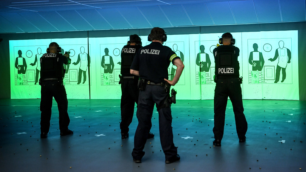 Polizeischüler bei der Schießübung in der Raumschießanlage in der Polizeiakademie.
