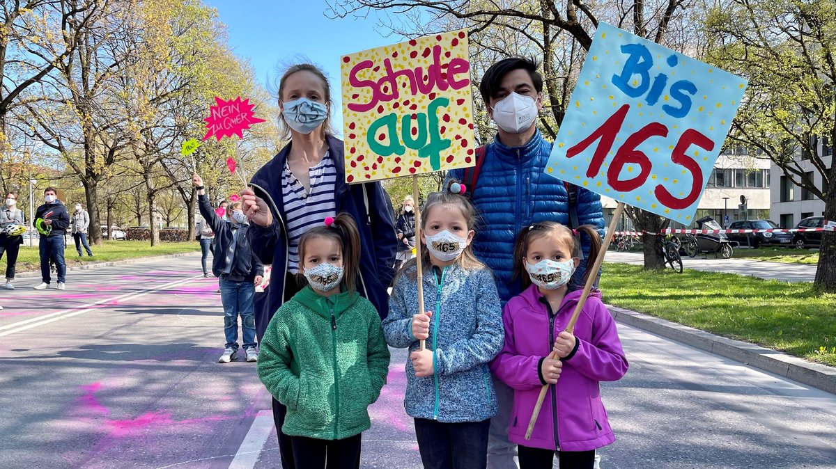 Eltern und Kinder demonstrieren für die Bundes-Notbremse vor der Staatskanzlei