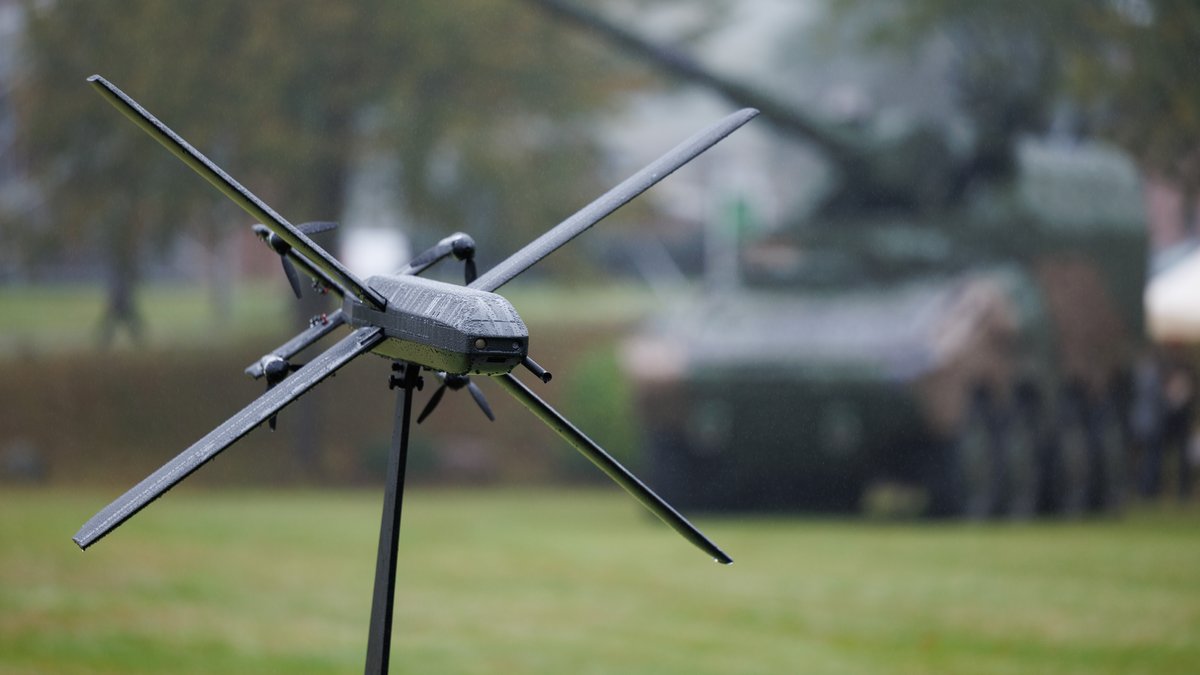 Blick auf eine Drohne vom Typ Loitering Munition System der Firma Helsing 