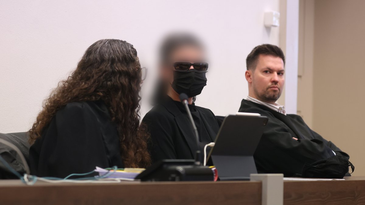 Die 34-Jährige sitzt im Landgericht Memmingen zwischen ihren Anwälten Anja Mack und Alexander Hamburg auf der Anklagebank. 