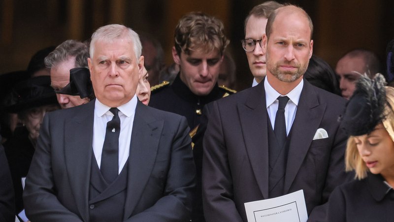 (Archivbild) Prinz Andrew und der britische Thronfolger William in schwarzen Anzügen auf einer Beerdigung | Bild: Avalon/Picture Alliance (Archivbild) Prinz Andrew und der britische Thronfolger William in schwarzen Anzügen auf einer Beerdigung