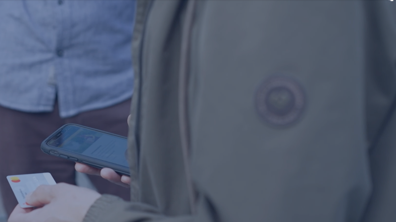 Eine SMS, die angeblich von einem Paketdienst stammt, lässt viele Verbraucher in eine Falle tappen. Denn wer auf den Link in der SMS klickt, landet schnell in den Händen von Betrügern. | Bild: BR Eine SMS, die angeblich von einem Paketdienst stammt, lässt viele Verbraucher in eine Falle tappen. Denn wer auf den Link in der SMS klickt, landet schnell in den Händen von Betrügern.