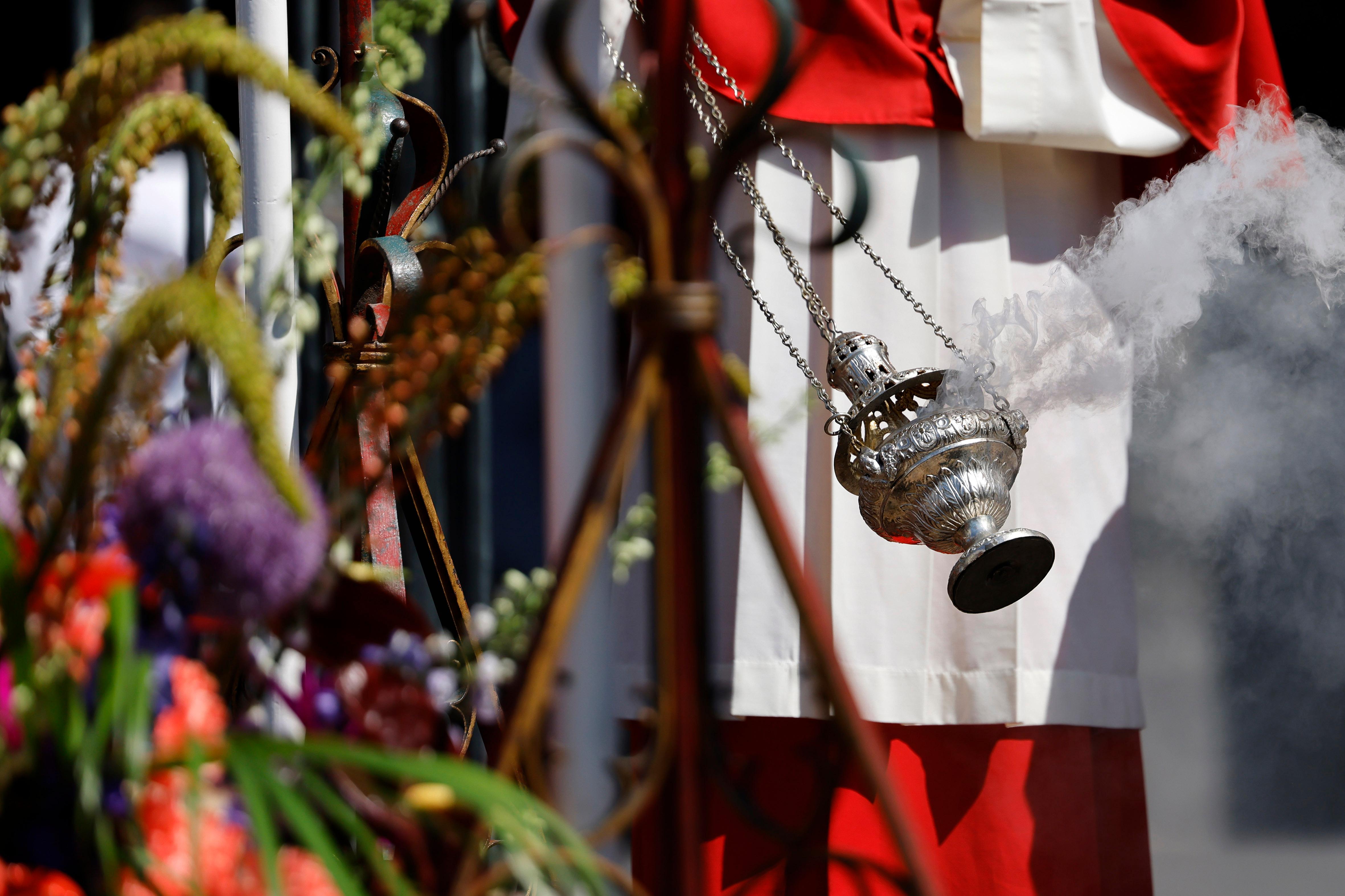 Nahaufnahme eines Weihrauchfasses, das während einer Messe geschwenkt wird und aus dem es herausraucht. (Symbolbild) Die Ebersberger Kirche St. Sebastian hat ihr wertvolles Weihrauchfass wieder, das von dort gestohlen worden war.